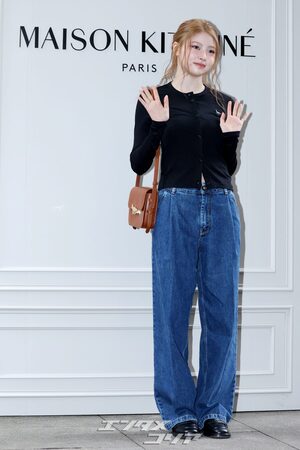 【フォト】KiiiKiiiハウム＆ジユ、一緒にハートのポーズ