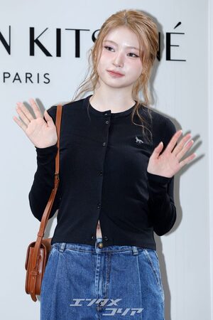 【フォト】KiiiKiiiハウム＆ジユ、一緒にハートのポーズ