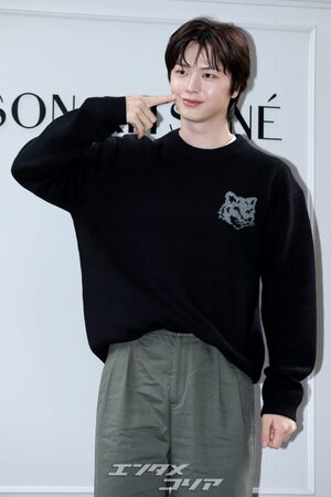 【フォト】ほのぼのビジュアルのユク・ソンジェ、愛嬌あふれるキツネのポーズ