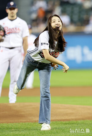 【フォト】「斗山ファン」ソ・イヒョン　笑顔で始球式　／ソウル