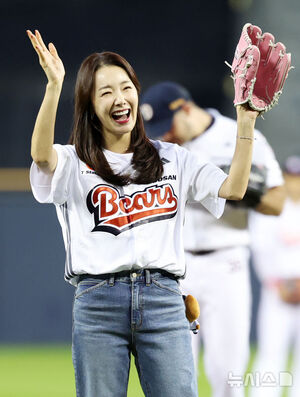 【フォト】「斗山ファン」ソ・イヒョン　笑顔で始球式　／ソウル