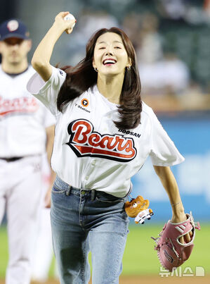 【フォト】「斗山ファン」ソ・イヒョン　笑顔で始球式　／ソウル