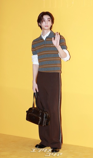 【フォト】BOYNEXTDOORイハン、魅力的なビジュアル…ソフトにハートのポーズ