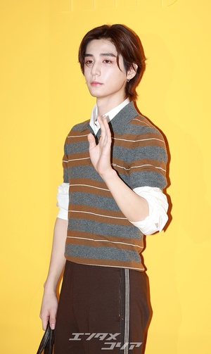 【フォト】BOYNEXTDOORイハン、魅力的なビジュアル…ソフトにハートのポーズ