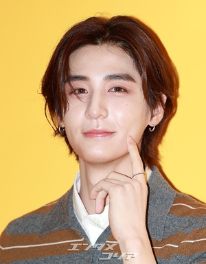 【フォト】BOYNEXTDOORイハン、魅力的なビジュアル…ソフトにハートのポーズ