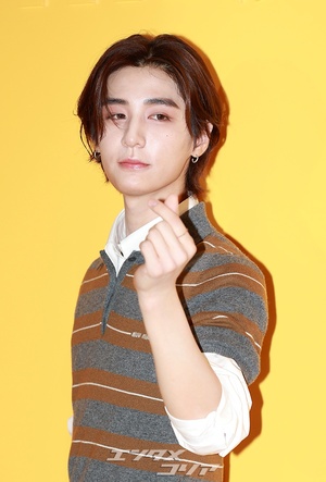 【フォト】BOYNEXTDOORイハン、魅力的なビジュアル…ソフトにハートのポーズ