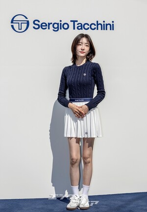 【フォト】パク・ジヒョン、スポーティーなスタイリング