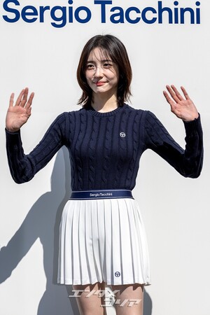 【フォト】パク・ジヒョン、スポーティーなスタイリング