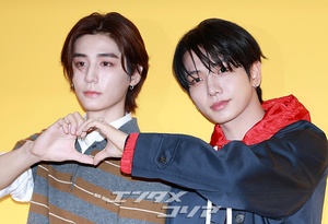 【フォト】BOYNEXTDOORジェヒョン＆イハン、バックハグ＆二人でハートのポーズ