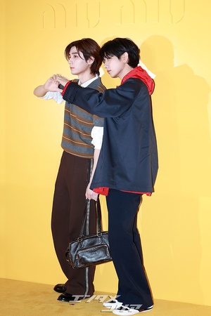 【フォト】BOYNEXTDOORジェヒョン＆イハン、バックハグ＆二人でハートのポーズ