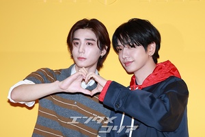 【フォト】BOYNEXTDOORジェヒョン＆イハン、バックハグ＆二人でハートのポーズ