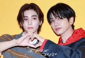 【フォト】BOYNEXTDOORジェヒョン＆イハン、バックハグ＆二人でハートのポーズ