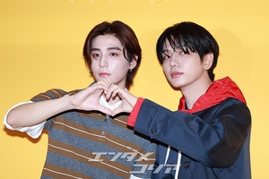 【フォト】BOYNEXTDOORジェヒョン＆イハン、バックハグ＆二人でハートのポーズ