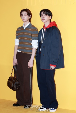 【フォト】BOYNEXTDOORジェヒョン＆イハン、バックハグ＆二人でハートのポーズ