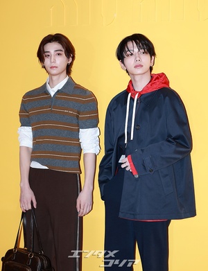 【フォト】BOYNEXTDOORジェヒョン＆イハン、バックハグ＆二人でハートのポーズ