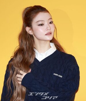 MEOVVエラ、魅力的なウインク…ミニスカ姿で美脚堂々披露