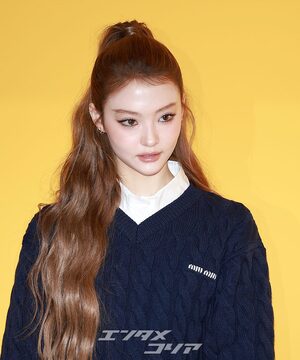 MEOVVエラ、魅力的なウインク…ミニスカ姿で美脚堂々披露