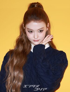 MEOVVエラ、魅力的なウインク…ミニスカ姿で美脚堂々披露