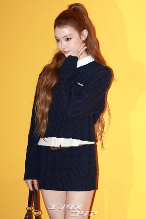 MEOVVエラ、魅力的なウインク…ミニスカ姿で美脚堂々披露