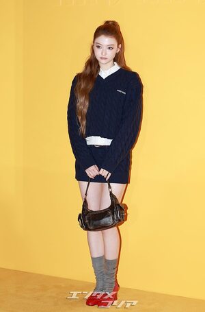 MEOVVエラ、魅力的なウインク…ミニスカ姿で美脚堂々披露