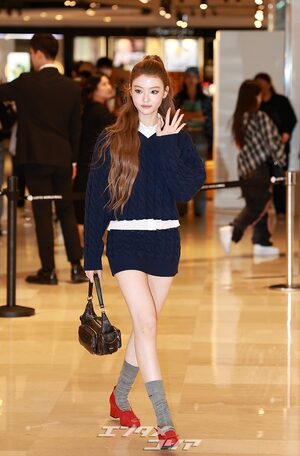 MEOVVエラ、魅力的なウインク…ミニスカ姿で美脚堂々披露