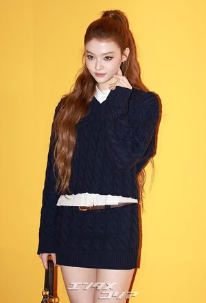 MEOVVエラ、魅力的なウインク…ミニスカ姿で美脚堂々披露