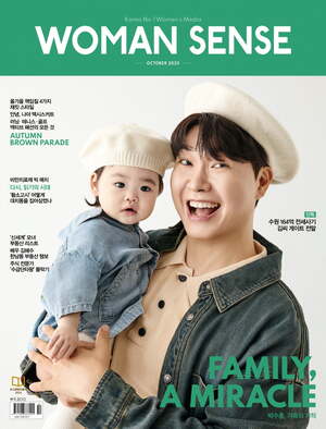 【フォト】パク・スホン、間もなく1歳の娘とファッション誌の表紙を飾る…幸せな雰囲気