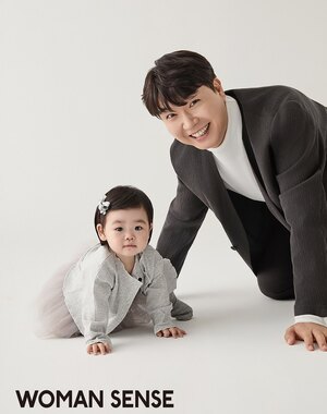 【フォト】パク・スホン、間もなく1歳の娘とファッション誌の表紙を飾る…幸せな雰囲気