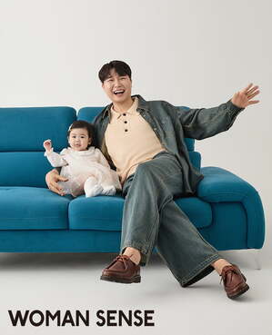 【フォト】パク・スホン、間もなく1歳の娘とファッション誌の表紙を飾る…幸せな雰囲気