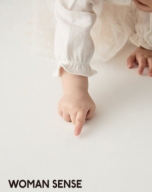 【フォト】パク・スホン、間もなく1歳の娘とファッション誌の表紙を飾る…幸せな雰囲気