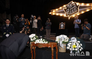 【フォト】『ギャグコンサート』収録現場でもチョン・ユソンさんに「お別れ」