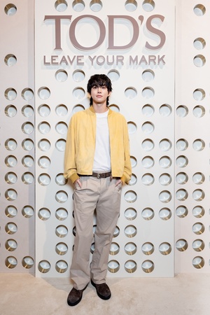 【フォト】NCTジョンウとパン・ヒョリンが「Tod’s」のショーに出席…感性的なスタイル