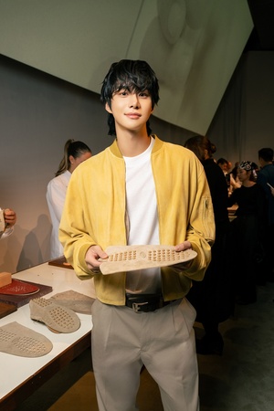 【フォト】NCTジョンウとパン・ヒョリンが「Tod’s」のショーに出席…感性的なスタイル