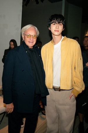 【フォト】NCTジョンウとパン・ヒョリンが「Tod’s」のショーに出席…感性的なスタイル