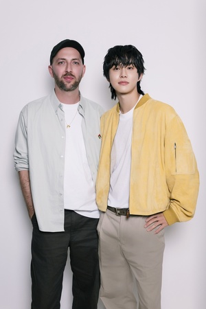 【フォト】NCTジョンウとパン・ヒョリンが「Tod’s」のショーに出席…感性的なスタイル