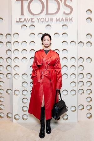 【フォト】NCTジョンウとパン・ヒョリンが「Tod’s」のショーに出席…感性的なスタイル