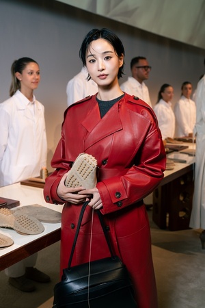 【フォト】NCTジョンウとパン・ヒョリンが「Tod’s」のショーに出席…感性的なスタイル