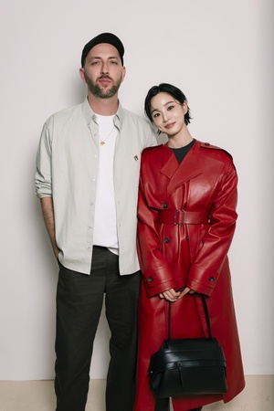 【フォト】NCTジョンウとパン・ヒョリンが「Tod’s」のショーに出席…感性的なスタイル