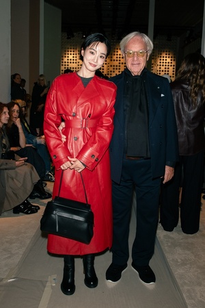 【フォト】NCTジョンウとパン・ヒョリンが「Tod’s」のショーに出席…感性的なスタイル