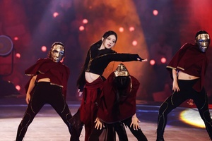 ILLITミンジュがゲームのキャラクターに変身、「LCK2025」決勝戦のオープニングを飾る