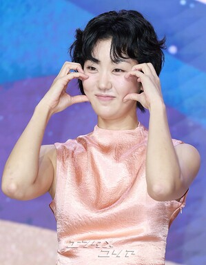 【フォト】見事なスタイルを誇るイ・ジュヨン、ステキなほほ笑み