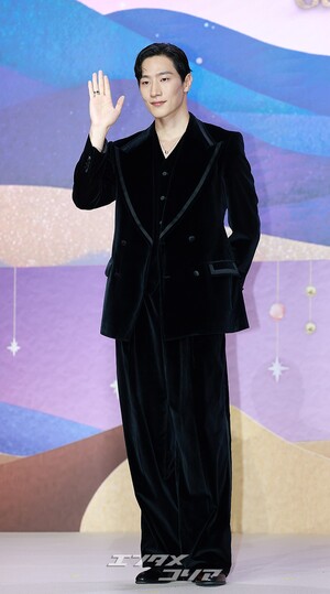 【フォト】黒でおしゃれに決めたノ・サンヒョン…別格のオーラ