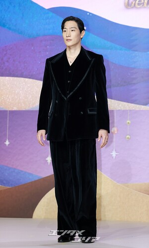 【フォト】黒でおしゃれに決めたノ・サンヒョン…別格のオーラ