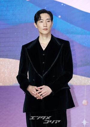 【フォト】黒でおしゃれに決めたノ・サンヒョン…別格のオーラ