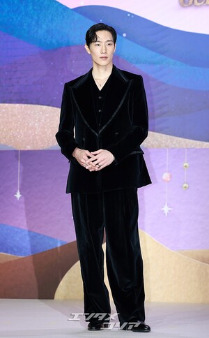 【フォト】黒でおしゃれに決めたノ・サンヒョン…別格のオーラ