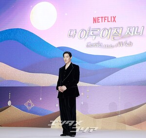 【フォト】黒でおしゃれに決めたノ・サンヒョン…別格のオーラ