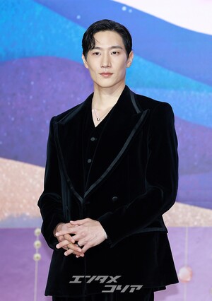 【フォト】黒でおしゃれに決めたノ・サンヒョン…別格のオーラ