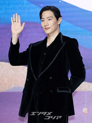 【フォト】黒でおしゃれに決めたノ・サンヒョン…別格のオーラ