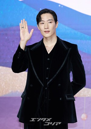 【フォト】黒でおしゃれに決めたノ・サンヒョン…別格のオーラ