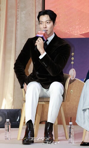 【フォト】キム・ウビン×スジ×アン・ウンジン×ノ・サンヒョンら、『魔法のランプにお願い』のキャストたち